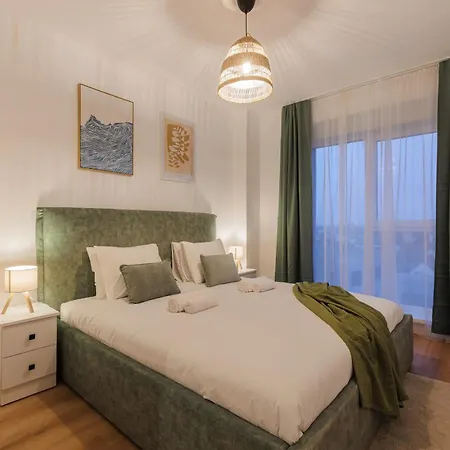 Apartment With Private Parking And Balcony *
