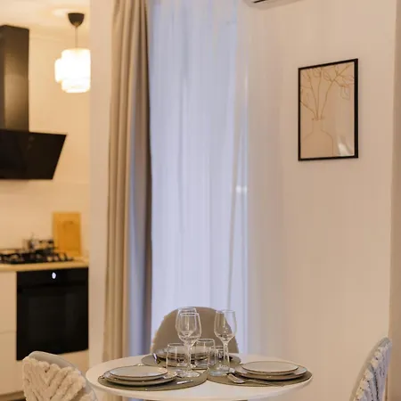 With Private Parking And Balcony شقة *