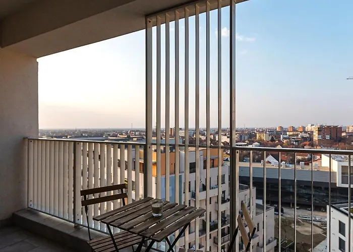 With Private Parking And Balcony 公寓 *